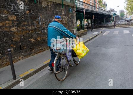 Paris, France, homme senior sans-abri, marcher loin de derrière, vélos, vélo dans la rue, Banque D'Images