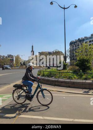 Paris, France, Jeune femme à vélo, Cyclisme en ville, profil, écologie de la mobilité de l'espace public urbain, profil Banque D'Images