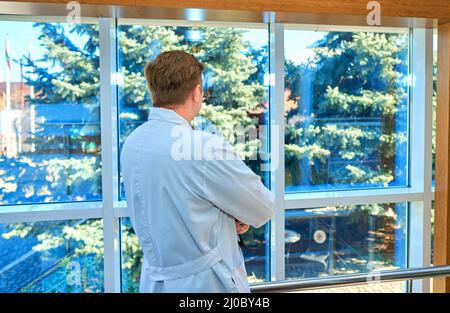 le médecin est debout à la fenêtre de la clinique Banque D'Images