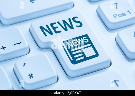 Journal en ligne News ordinateur clavier bleu Banque D'Images