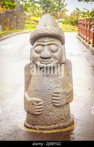 Vue sur l'idole de pierre (Dolharubang, les pierres de grand-père) à proximité Yongduam qui est également connu comme le dragon Head rock qui a été créé par Banque D'Images