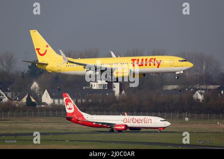 TUIfly et Air Berlin Boeing 737 Aircraft aéroport de Düsseldorf Banque D'Images