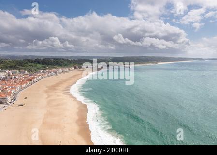 Vue de dessus de la plage de Nazaré, un paradis du surf, Portugal Banque D'Images