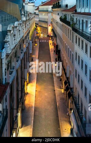 Rua do Carmo rue la nuit, ville de Lisbonne, Portugal. Banque D'Images