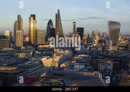 Vue imprenable sur le quartier financier de Londres au coucher du soleil, Londres, Angleterre Banque D'Images