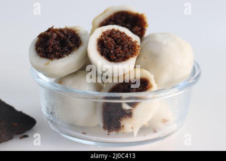 Boulettes de riz vapeur avec une garniture de palmier et de noix de coco fraîchement râpées. Nourriture populaire du kerala communément appelé Kozhikatta. Prise de vue avec blocs o Banque D'Images