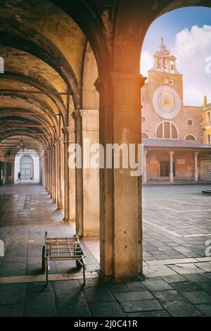 Vieille arcade passage à pied dans la lumière du coucher de soleil à Venise Italie Banque D'Images