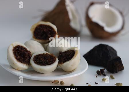 Boulettes de riz vapeur avec une garniture de palmier et de noix de coco fraîchement râpées. Nourriture populaire du kerala communément appelé Kozhikatta. Prise de vue avec blocs o Banque D'Images