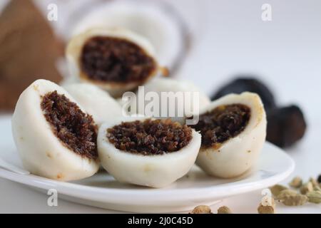 Boulettes de riz vapeur avec une garniture de palmier et de noix de coco fraîchement râpées. Nourriture populaire du kerala communément appelé Kozhikatta. Prise de vue avec blocs o Banque D'Images