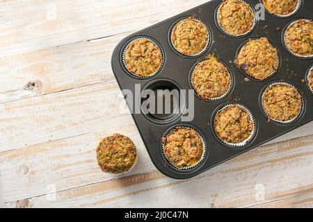 Muffins de légumes fraîchement cuits dans un plateau de cuisson, en-cas sain pour un régime végétarien bas de carb ou des aliments pour les doigts pour une fête, espace de copie, vue de dessus d'abo Banque D'Images