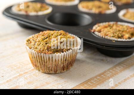 Muffins à faible teneur en glucides de légumes, sans gluten et sans lactose, en-cas végétalien pour une alimentation saine ou des aliments pour les doigts pour une fête, concentration sélectionnée, profondeur étroite de Banque D'Images