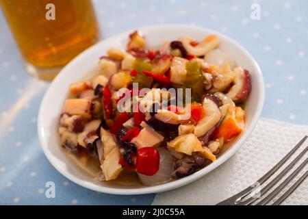 Salpicon de Marisco, salade froide de fruits de mer avec légumes Banque D'Images