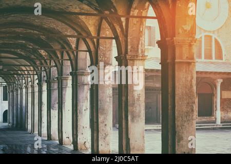 Vieille arcade passage à pied dans la lumière du coucher de soleil à Venise Italie Banque D'Images