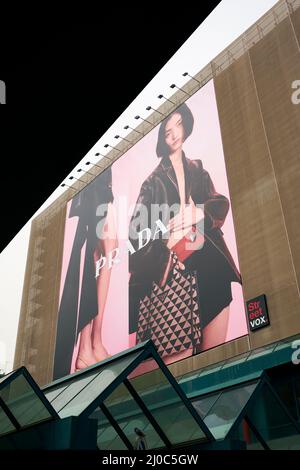 Milano, piazzale Cadorna, grand panneau publicitaire de la marque Prada, Italie, mars 2022 Banque D'Images