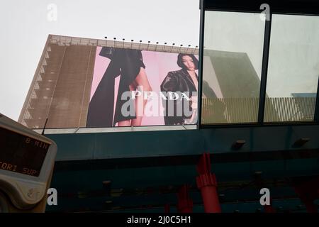 Milano, piazzale Cadorna, grand panneau publicitaire de la marque Prada, Italie, mars 2022 Banque D'Images