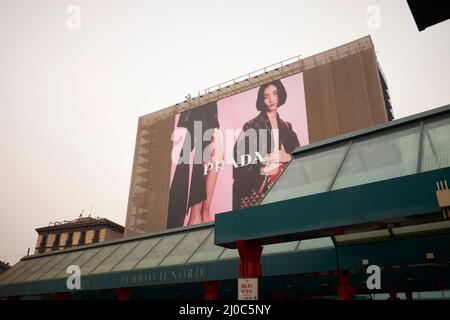 Milano, piazzale Cadorna, grand panneau publicitaire de la marque Prada, Italie, mars 2022 Banque D'Images