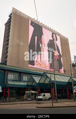 Milano, piazzale Cadorna, grand panneau publicitaire de la marque Prada, Italie, mars 2022 Banque D'Images