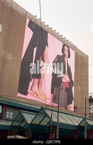 Milano, piazzale Cadorna, grand panneau publicitaire de la marque Prada, Italie, mars 2022 Banque D'Images