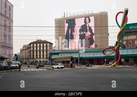 Milano, piazzale Cadorna, grand panneau publicitaire de la marque Prada, Italie, mars 2022 Banque D'Images