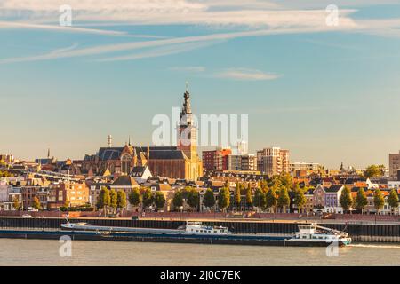 La ville hollandaise de Nimègue au coucher du soleil avec la rivière Waal en face Banque D'Images
