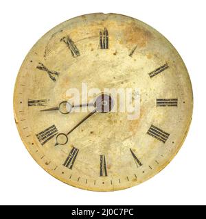 Ancien cadran d'horloge patiné avec des nombres décolorés isolés sur un arrière-plan blanc Banque D'Images