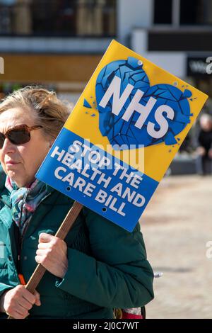 Le NHS Stop the Health & Care Bill manifestations fait campagne contre les groupes gouvernementaux à Blackpool, dans le Lancashire. 18 mars 2022; Boris Johnson retournera aux jardins d'hiver de Blackpool, pour la conférence de printemps du Parti conservateur. L'arrivée des délégués pour deux jours de discours et de débat sera l'événement le plus marquant du nouveau complexe depuis la fin des travaux de rénovation. Crédit : MediaWorldImages/AlamyLiveNews Banque D'Images