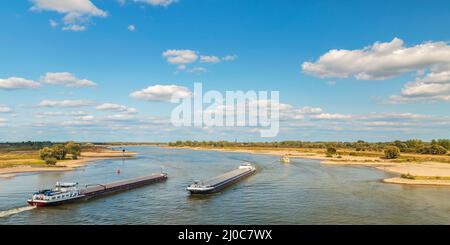 La rivière Waal près de Nimègue avec des navires de fret passant par les Pays-Bas Banque D'Images
