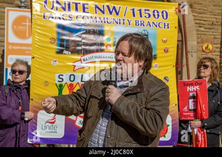 Ian Hodson, président national du syndicat des boulangers, de l'alimentation et des travailleurs alliés, mène des campagnes contre les groupes gouvernementaux à Blackpool, dans le Lancashire. 18 mars 2022; Boris Johnson retournera aux jardins d'hiver de Blackpool, pour la conférence de printemps du Parti conservateur. L'arrivée des délégués pour deux jours de discours et de débat sera l'événement le plus marquant du nouveau complexe depuis la fin des travaux de rénovation. Crédit : MediaWorldImages/AlamyLiveNews Banque D'Images