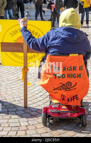 Blackpool, Royaume-Uni. 18th mars 2022. Les manifestations font campagne contre les groupes gouvernementaux à Blackpool, dans le Lancashire. 18 mars 2022; Boris Johnson retournera aux jardins d'hiver de Blackpool, pour la conférence de printemps du Parti conservateur. L'arrivée des délégués pour deux jours de discours et de débat sera l'événement le plus marquant du nouveau complexe depuis la fin des travaux de rénovation. La propriété classée de catégorie II était utilisée pour accueillir régulièrement des conférences de partis nationaux, mais elle est tombée en défaveur lorsque ses installations périmées ne satistaient pas aux exigences des jours modernes. Crédit: MediaWorldImages/AlamyLiveNews Credi Banque D'Images