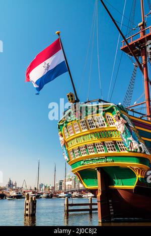 AMSTERDAM, PAYS-BAS - 27 MARS 2017 : vue arrière d'un ancien voilier historique dans le centre d'Amsterdam, pays-Bas Banque D'Images