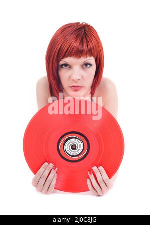 Disco fille mentant et tenant un disque en vinyle rouge dans ses mains Banque D'Images