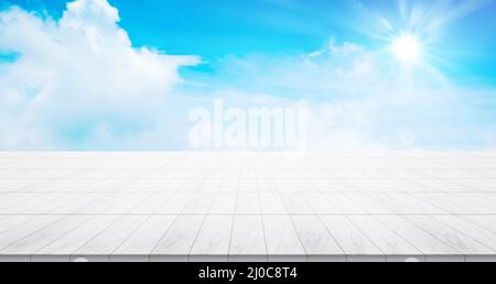 Business concept - plancher vide en marbre avec vue panoramique sur le ciel au lever du soleil et ciel bleu clair le matin pour une exposition ou une monta Banque D'Images