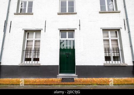 Hoogstraten, Belgique, 11 novembre 2021, Béguinage de Hoogstraten, Belgique classé par l'UNESCO. Le beau Béguinage médiéval de Hoogstraten, montrant la porte d'entrée de l'une des maisons blanches. Photo de haute qualité Banque D'Images