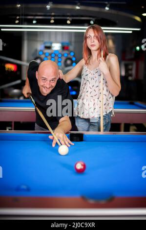 Beau couple flirting tout en jouant au billard Banque D'Images