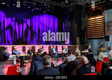 David Süss, Président de l'Association des organisateurs culturels de Munich, prend la parole lors de la conférence de presse de 100% Offen à Muffathalle à Munich le 18 mars 2022. La campagne “100% Offen” (Anglais: “100% Open”) a tenu leur première conférence de presse le vendredi 18th mars 2022 pour discuter des possibilités des lieux et événements culturels pouvant fonctionner normalement après deux ans de restrictions strictes COVID-19. Les autres orateurs étaient le Dr Nepomuk Schessl, directeur général de MunchenMusik; Christian Waggershauser, directeur général de Muffathalle; Katrin Hafenschaden, maire adjoint de Munich; Markus Blume, Banque D'Images