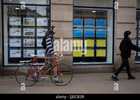 Glasgow, Royaume-Uni. 18 mars 2022. Les agents immobiliers du cityÕs West End montrent leur soutien à l'Ukraine alors qu'elle est envahie par la Russie, en affichant des drapeaux ukrainiens dans leurs fenêtres au lieu de listes de maisons, à Glasgow, au Royaume-Uni. 18 mars 2022. Crédit photo : Jeremy Sutton-Hibbert/Alay Live News. Banque D'Images