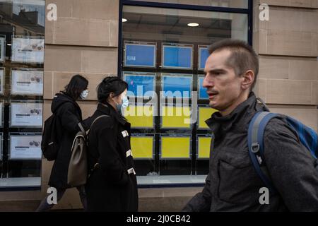 Glasgow, Royaume-Uni. 18 mars 2022. Les agents immobiliers du cityÕs West End montrent leur soutien à l'Ukraine alors qu'elle est envahie par la Russie, en affichant des drapeaux ukrainiens dans leurs fenêtres au lieu de listes de maisons, à Glasgow, au Royaume-Uni. 18 mars 2022. Crédit photo : Jeremy Sutton-Hibbert/Alay Live News. Banque D'Images