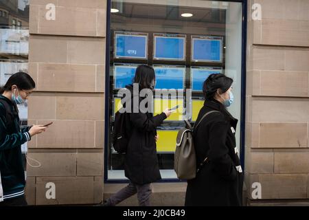 Glasgow, Royaume-Uni. 18 mars 2022. Les agents immobiliers du cityÕs West End montrent leur soutien à l'Ukraine alors qu'elle est envahie par la Russie, en affichant des drapeaux ukrainiens dans leurs fenêtres au lieu de listes de maisons, à Glasgow, au Royaume-Uni. 18 mars 2022. Crédit photo : Jeremy Sutton-Hibbert/Alay Live News. Banque D'Images