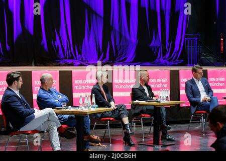 Cinq orateurs (Dr Nepomuk Schessl, Directeur général de MuenchenMusik; Christian Waggershauser, Directeur général de Muffathalle; Katrin Hafenschaden, Maire adjoint de Munich; David Süss, Président de l'Association des organisateurs culturels de Munich; Markus Blume, ministre d'État chargé des Sciences et de l'Art à Muffathalle) à Munich le 18 mars 2022, écoutez un autre orateur. La campagne “100% Offen” (Anglais: “100% Open”) a tenu leur première conférence de presse le vendredi 18th mars 2022 pour discuter des possibilités des lieux et événements culturels pouvant fonctionner normalement après deux ans de stricte COVID Banque D'Images