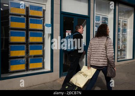 Glasgow, Royaume-Uni. 18 mars 2022. Les agents immobiliers du cityÕs West End montrent leur soutien à l'Ukraine alors qu'elle est envahie par la Russie, en affichant des drapeaux ukrainiens dans leurs fenêtres au lieu de listes de maisons, à Glasgow, au Royaume-Uni. 18 mars 2022. Crédit photo : Jeremy Sutton-Hibbert/Alay Live News. Banque D'Images