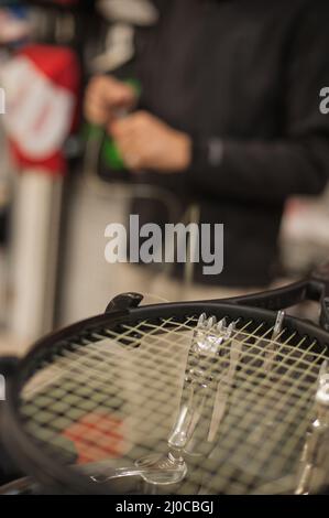L'accroche de l'ouverture. Détail de la raquette de tennis dans la machine à élingage Banque D'Images
