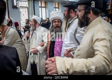 Jérusalem, Israël. 18th mars 2022. Les Juifs ultra-orthodoxes participent aux célébrations de la fête juive de Purim dans le quartier strictement religieux de MEA He'arim à Jérusalem. Purim, également appelé le Festival des lots, est une fête juive de type carnaval célébrée avec des défilés et des cascades pour commémorer la sauvegarde du peuple juif d'un complot au massacre de tous les Juifs dans l'ancien empire persan, tel que raconté dans le Livre d'Esther. Crédit : Ilia Yefimovich/dpa/Alay Live News Banque D'Images