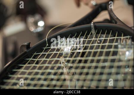 L'accroche de l'ouverture. Détail de la raquette de tennis dans la machine à élingage Banque D'Images