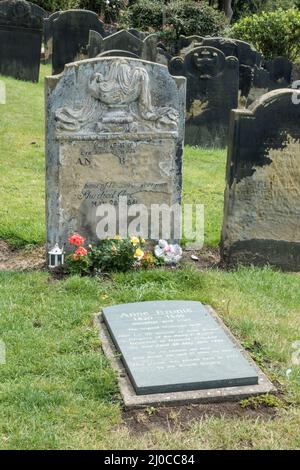 La tombe de la romancière et poète Anne Bronte dans le cimetière du chantier naval de l'église St Mary, une église paroissiale de Scarborough, dans le North Yorkshire, au Royaume-Uni. Banque D'Images