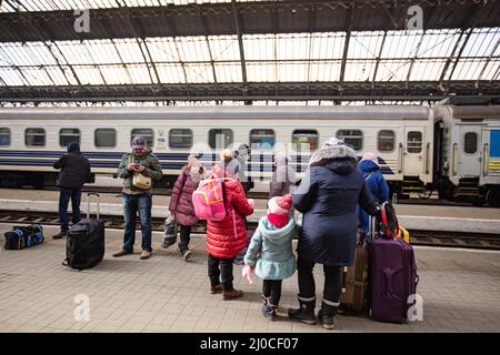 Lviv, Ukraine - 18 mars 2022 : réfugiés ukrainiens à la gare de Lviv attendant que le train s'échappe vers l'Europe Banque D'Images