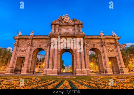 Madrid Espagne, vue nocturne de la ville à Puerta de Alcala Banque D'Images