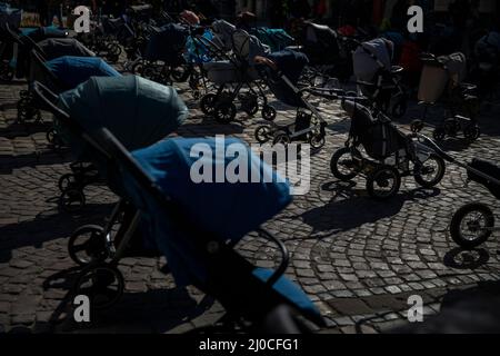 Lviv, Ukraine. 18th mars 2022. Des poussettes sont exposées pour le prix de la liberté sur la place Rynok à Lviv, en Ukraine, le 18 mars 2022. Les voitures d'enfants, qui représentent au moins 109 enfants tués depuis l'invasion russe du 24 février, sont destinées à attirer la conscience du désir UkraineÃs d'avoir le pays une zone d'exclusion aérienne. Crédit : ZUMA Press, Inc./Alay Live News Banque D'Images