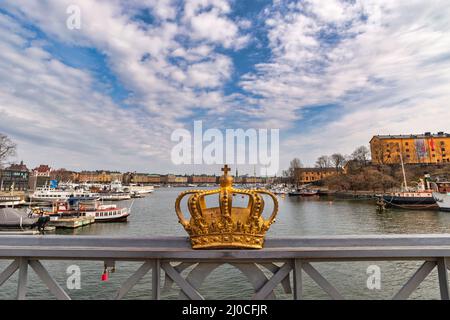 Stockholm Suède, horizon de la ville à Gamla Stan et Gilded Crown sur le pont de Skeppsholmsbron Banque D'Images