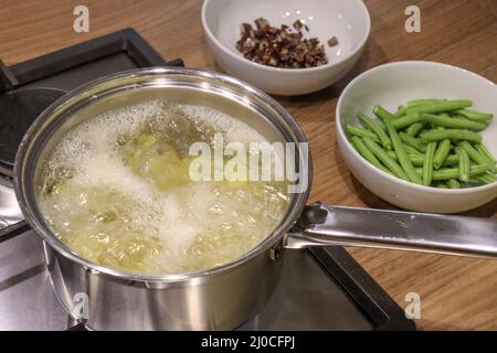 Faire bouillir les pommes de terre sur une table de cuisson, préparer les aliments Banque D'Images