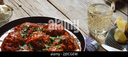 Les boulettes dans une poêle cuire dans la sauce tomate Banque D'Images